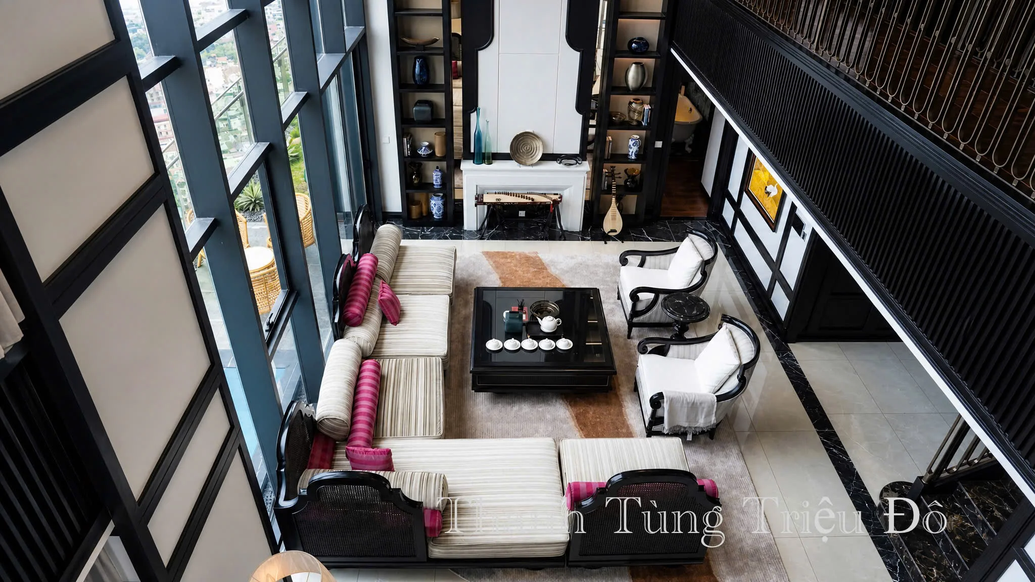 Góc nhìn từ tầng thông tầng duplex xuống không gian sinh hoạt chung tại dinh thự mẫu Noble Crystal Tây Hồ.